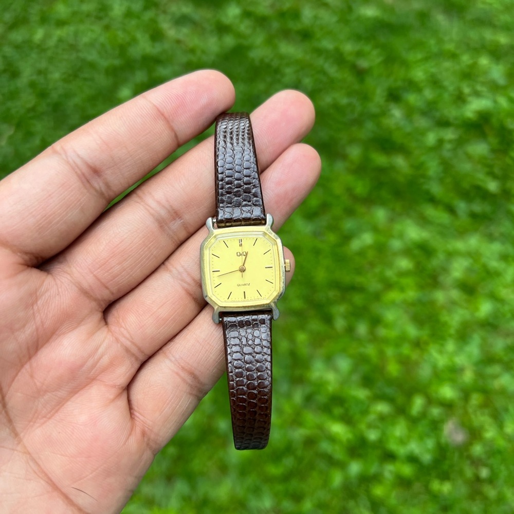 Q&Q women’s vintage leather strap watch